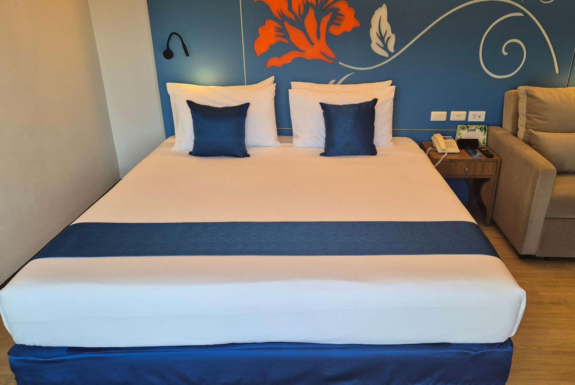 Days Inn By Wyndham Patong Beach Екстериор снимка
